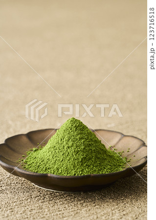 皿に盛った抹茶と緑茶 123716518