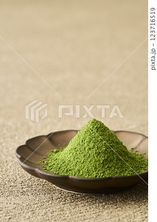 皿に盛った抹茶と緑茶 123716519