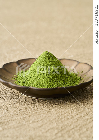 皿に盛った抹茶と緑茶 皿に盛った抹茶と緑茶 123716521