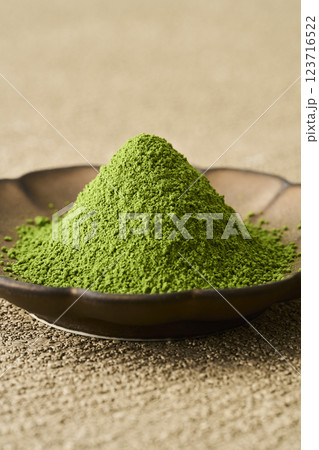 皿に盛った抹茶と緑茶 皿に盛った抹茶と緑茶 123716522