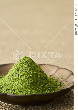 皿に盛った抹茶と緑茶 皿に盛った抹茶と緑茶 123716525