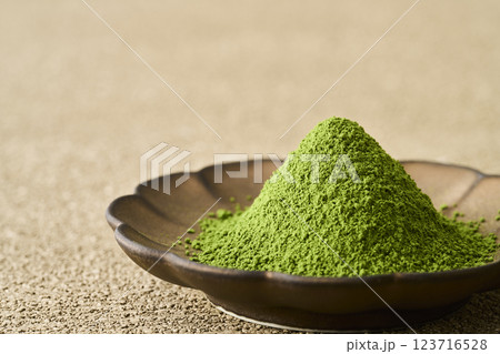 皿に盛った抹茶と緑茶 皿に盛った抹茶と緑茶 123716528