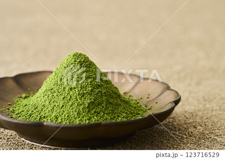 皿に盛った抹茶と緑茶 皿に盛った抹茶と緑茶 123716529