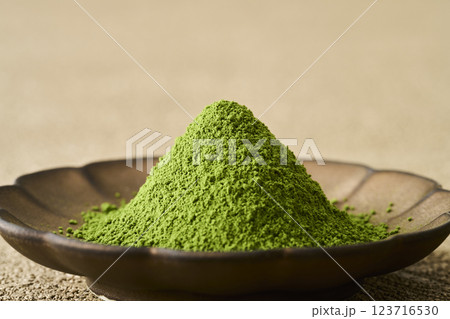 皿に盛った抹茶と緑茶 123716530