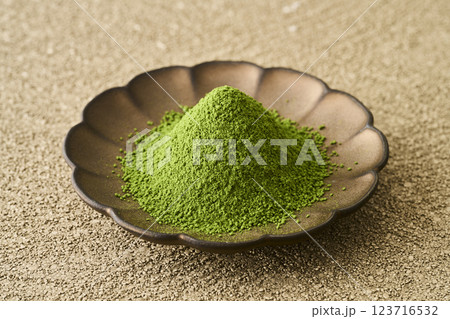 皿に盛った抹茶と緑茶 皿に盛った抹茶と緑茶 123716532