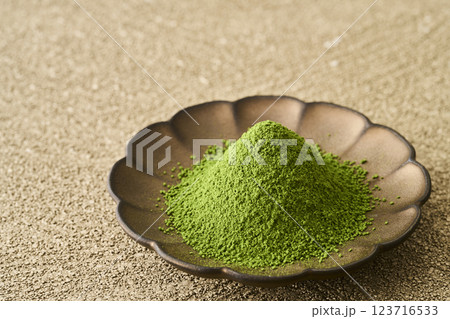 皿に盛った抹茶と緑茶 123716533