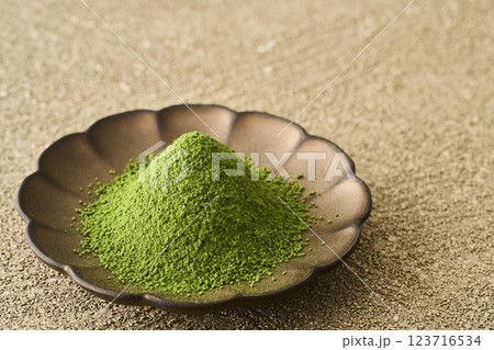 皿に盛った抹茶と緑茶 123716534