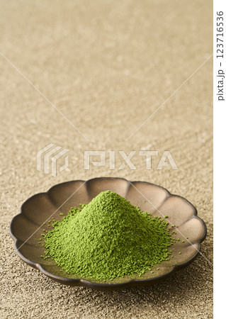 皿に盛った抹茶と緑茶 皿に盛った抹茶と緑茶 123716536