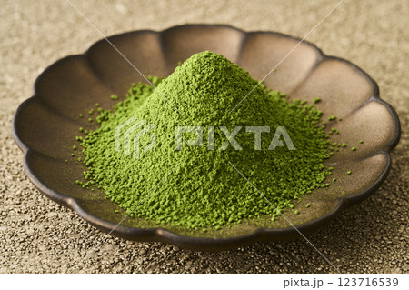 皿に盛った抹茶と緑茶 123716539