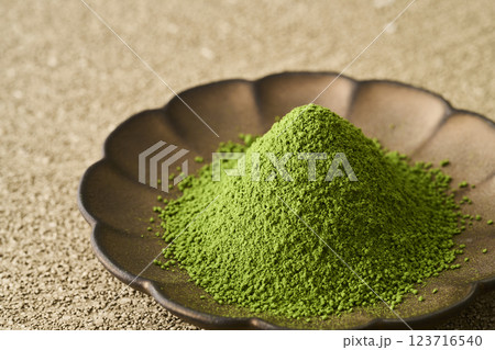 皿に盛った抹茶と緑茶 皿に盛った抹茶と緑茶 123716540