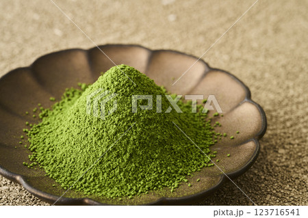 皿に盛った抹茶と緑茶 123716541