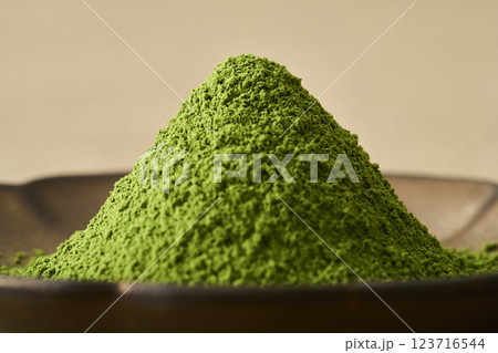 皿に盛った抹茶と緑茶 皿に盛った抹茶と緑茶 123716544