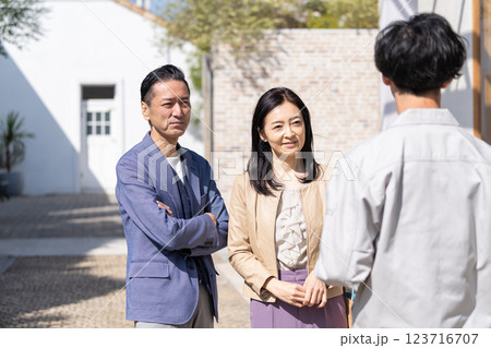 リフォームの打ち合わせをするビジネスマンとミドル夫婦 123716707