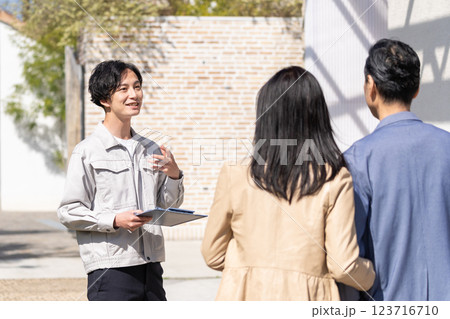 リフォームの打ち合わせをするビジネスマンとミドル夫婦 リフォームの打ち合わせをするビジネスマンとミドル夫婦 123716710