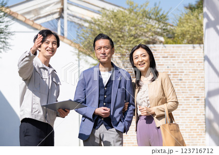 建築現場で働くビジネスマンとミドル夫婦 123716712