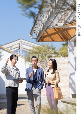 建築現場で働くビジネスマンとミドル夫婦 建築現場で働くビジネスマンとミドル夫婦 123716713