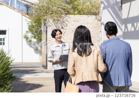 リフォームの打ち合わせをするビジネスマンとミドル夫婦 123716716