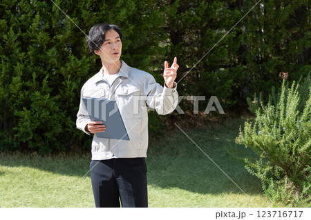 建築現場で働くビジネスマン 123716717