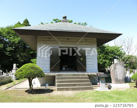 香取市佐原の荘厳寺にある観音堂（木造十一面観音立像収蔵庫） 123716765