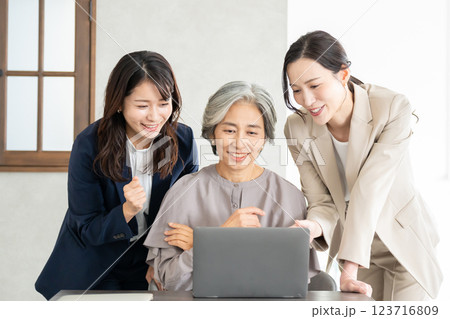 オフィスでミーティングするビジネスウーマン 123716809
