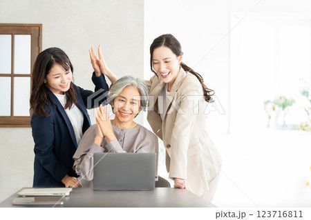 オフィスで働く女性 オフィスで働く女性 123716811