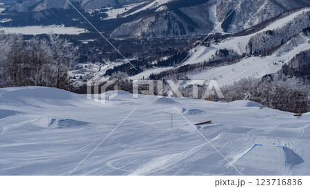 スキー場 ゲレンデ風景 白馬岩岳スノーフィールド スキー場 ゲレンデ風景 白馬岩岳スノーフィールド 123716836