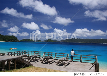 座間味島、白い砂浜と青い海　古座間味ビーチ　夏風景 123717457