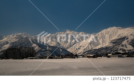 冬の北アルプス　五竜岳　長野県白馬村 123717475