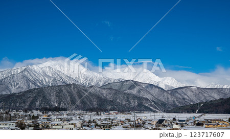 冠雪の北アルプスと長野県大町市の街並み 123717607