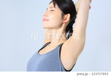 女性の運動・ストレッチイメージ 123717953