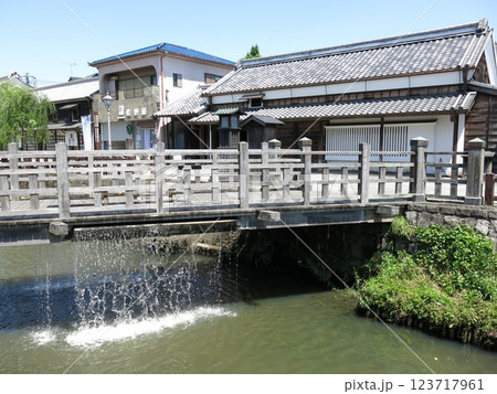 香取市佐原の樋橋（ジャージャー橋）と伊能忠敬旧宅 123717961