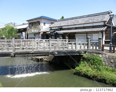 香取市佐原の樋橋（ジャージャー橋）と伊能忠敬旧宅 123717962