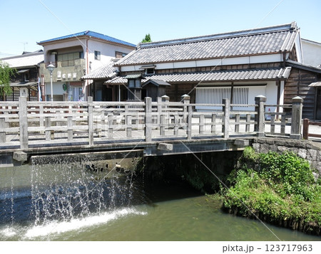 香取市佐原の樋橋（ジャージャー橋）と伊能忠敬旧宅 123717963