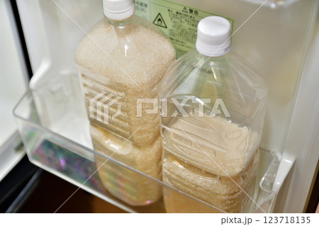 ペットボトルでお米を冷蔵保存 123718135