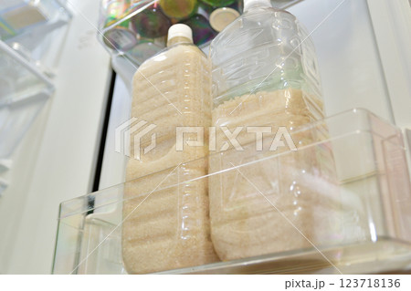 冷蔵庫で長持ち!ペットボトル米収納 冷蔵庫で長持ち!ペットボトル米収納 123718136