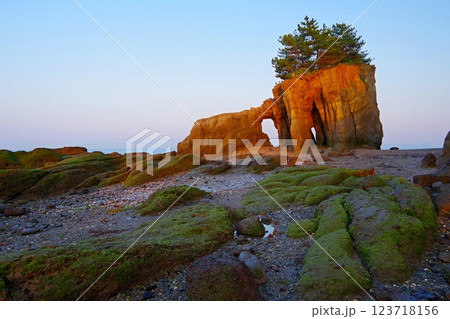 青空を背景に朝日を受けて輝く山口県本山岬のくぐり岩 Ver1 青空を背景に朝日を受けて輝く山口県本山岬のくぐり岩 Ver1 123718156