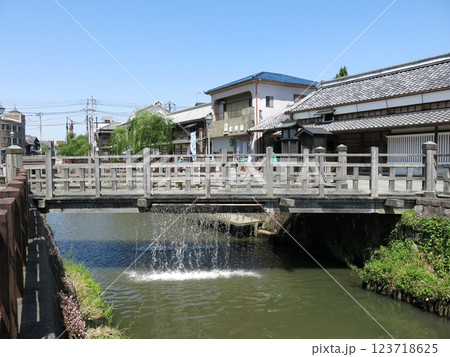 香取市佐原の小野川に架かる樋橋（ジャージャー橋） 123718625