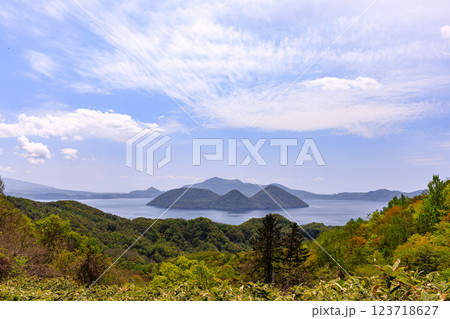 北海道洞爺湖町、林道から眺めた春の洞爺湖と中の島【5月】 北海道洞爺湖町、林道から眺めた春の洞爺湖と中の島【5月】 123718627