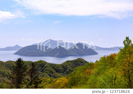 北海道洞爺湖町、林道から眺めた春の洞爺湖と中の島【5月】 123718628