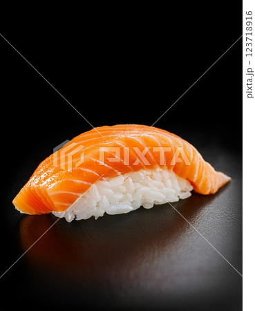 リアルなサーモンの握り寿司 リアルなサーモンの握り寿司 123718916