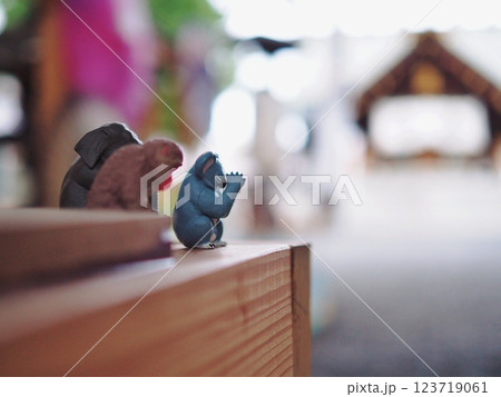 神社でこっそりお願いする動物たち 123719061