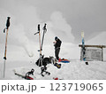 大雪山の噴気孔の前で休憩するテレマークスキーヤー 123719065