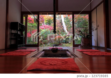 【京都府】宝泉院の囲炉裏の部屋の紅葉（京都大原） 123719165