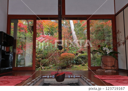 【京都府】宝泉院の囲炉裏の部屋の紅葉（京都大原） 123719167