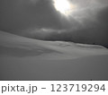 雪山で曇り空から少しの太陽 123719294