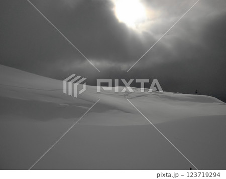 雪山で曇り空から少しの太陽 123719294