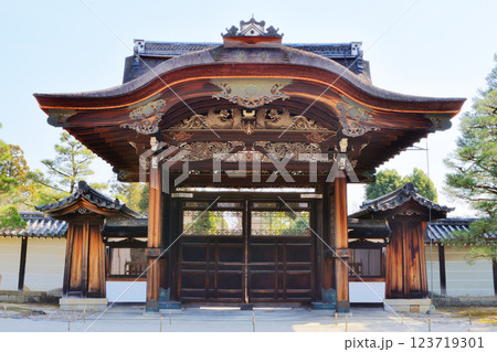 仁和寺勅使門 123719301