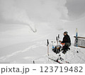 大雪山の噴気孔の前で珈琲を飲むテレマークスキーヤー 123719482
