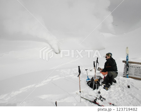 大雪山の噴気孔の前で珈琲を飲むテレマークスキーヤー 123719482