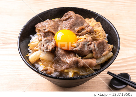 すき煮丼（すき焼き丼） 123719503